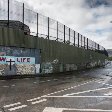2016 IM MÄRZ, PEACE LINE, Cupar Road, Belfast City